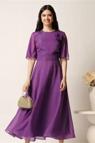 Rochie DY Fashion lunga mov din voal cu fir lurex in clos cu accesoriu la bust