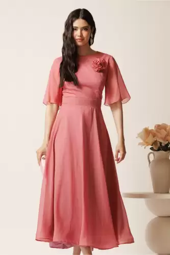 Rochie DY Fashion lunga roz din voal cu fir lurex in clos cu accesoriu la bust