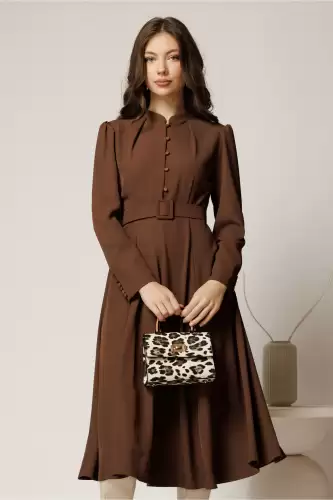 Rochie DY Fashion maro din triplu voal cu nasturi pe bust si curea in talie