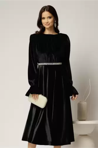 Rochie DY Fashion midi neagra din catifea cu perle pe talie