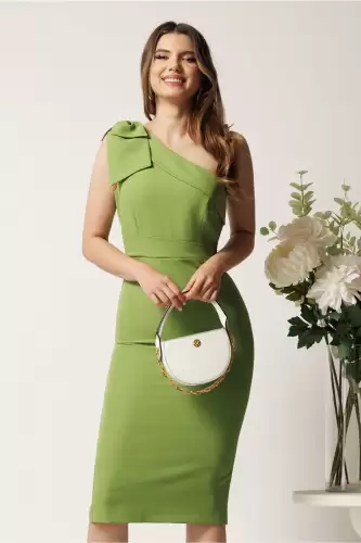 Rochie DY Fashion midi verde fistic din stofa cu croi conic si funda pe un umar