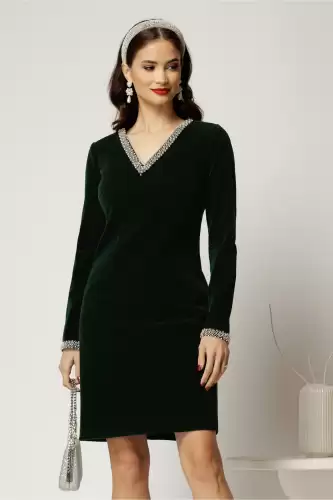 Rochie DY Fashion verde din catifea fixa cu perle la decolteu si maneci