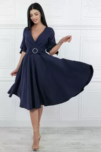 Rochie eleganta cu croiala in clos prevazuta cu maneca scurta cu design deosebit si nasturi pretiosi