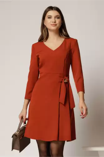 Rochie eleganta din stofa fina caramizie cu decolteu in V si talie accentuata cu accesoriu