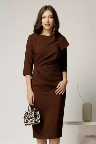 Rochie eleganta din stofa maro cu funda maxi pe umar si fronseu in talie