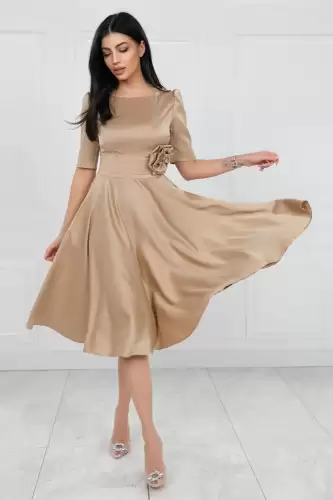 Rochie eleganta din tafta bej accesorizata cu trandafir la talie