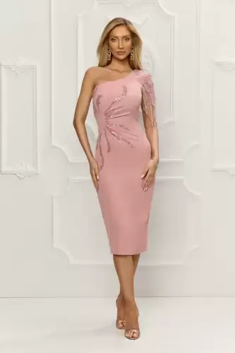Rochie eleganta midi cu slit pe picior si franjuri la umeri