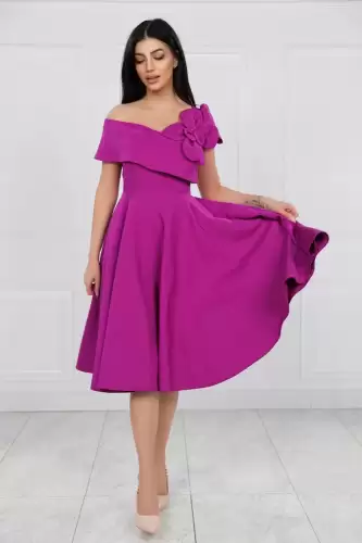 Rochie eleganta mov cu croiala in clos si floare pe umar
