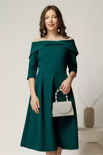 Rochie Irene midi verde in clos cu umerii goi si funda la bust