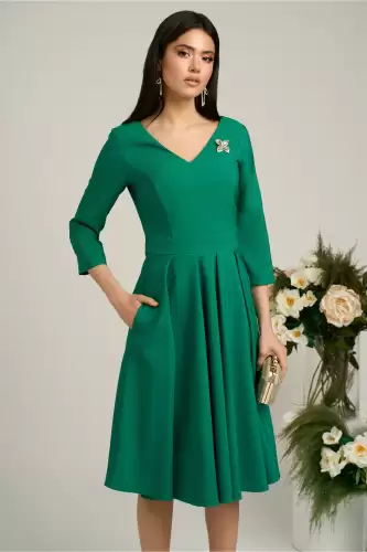 Rochie LaDonna verde midi cu decolteu adanc si brosa detasabila