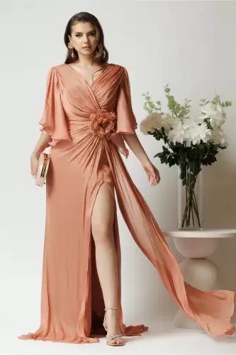 Rochie lunga eleganta din voal rose cu reflexii aurii si floare maxi in talie
