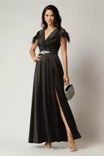 Rochie lunga neagra din tafta cu pene la umeri si strasuri pe talie
