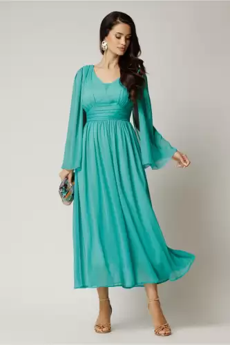 Rochie lunga turcoaz din voal creponat in clos cu maneci despicate