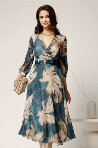 Rochie midi albastra din voal in clos cu imprimeu bej si curea in talie