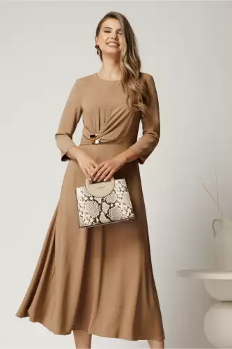 Rochie midi bej din crep in clos cu fronseu si aplicatie metalica in talie