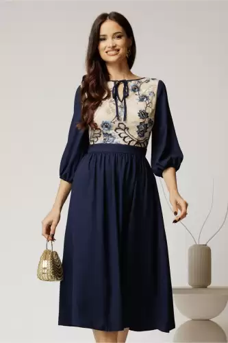 Rochie midi bleumarin din triplu voal in clos cu bust bej din dantela