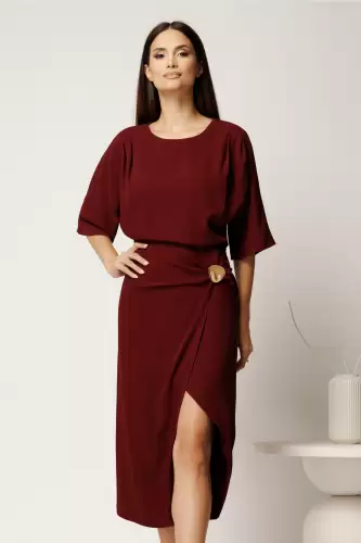 Rochie midi bordo cambrata din triplu voal cu funda si accesoriu pe fusta