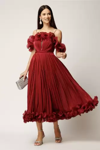 Rochie midi bordo in clos din voal satinat cu volanase la bust si la baza