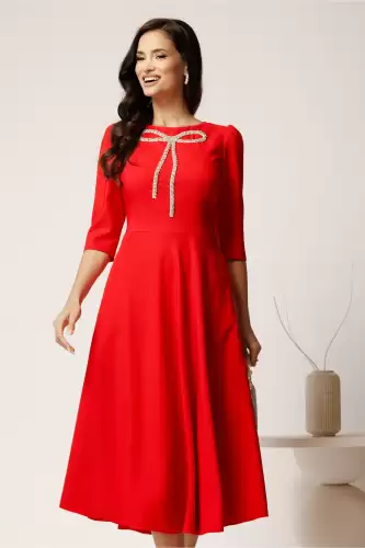 Rochie midi corai din stofa in clos cu funda si strasuri pe bust