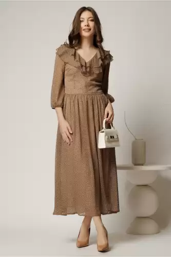 Rochie midi din voal bej cu buline si volanase la decolteu