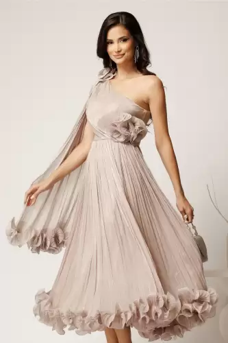 Rochie midi ivory din voal satinat cu volanase la baza si flori in talie si pe umar