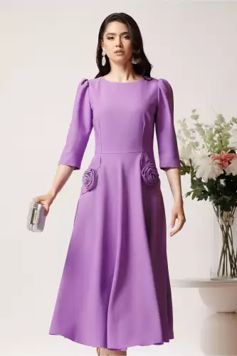 Rochie midi lila din stofa in clos cu flori maxi pe buzunare- LaDonna