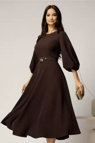 Rochie midi maro din crep in clos cu maneci bufante si curea in talie