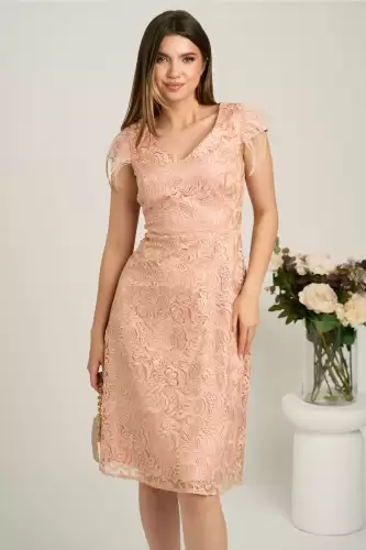 Rochie midi roz din dantela in clini cu pene la umeri