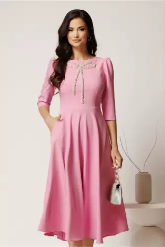 Rochie midi roz din stofa in clos cu funda si strasuri pe bust