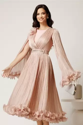 Rochie midi roz din voal satinat in clos cu floare la bust si curea din strasuri in talie