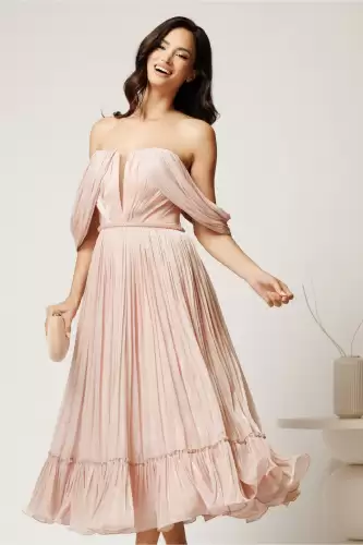 Rochie midi roz in clos din voal satinat cu aplicatii cazute pe umeri