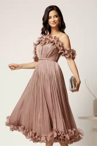 Rochie midi roz in clos din voal satinat cu volanase la bust si la baza