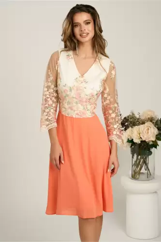 Rochie midi somon cu fusta in clos din voal si dantela florala la bust
