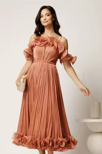 Rochie midi somon in clos din voal satinat cu volanase la bust si la baza