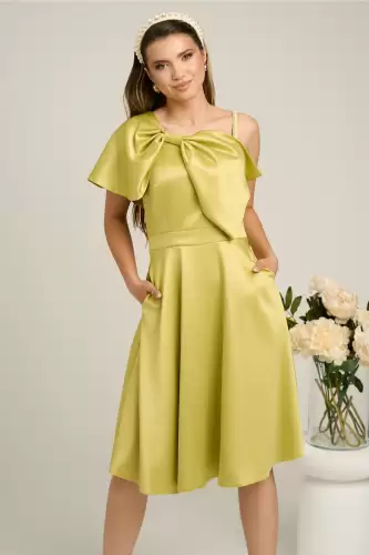 Rochie Moze eleganta din satin verde cu funda la bust si bretea cu perle