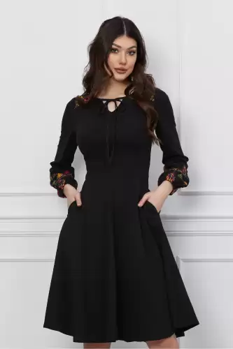 Rochie Moze neagra din crep cu motive traditionale