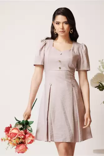 Rochie Moze scurta din brocard bej cu nasturi decorativi