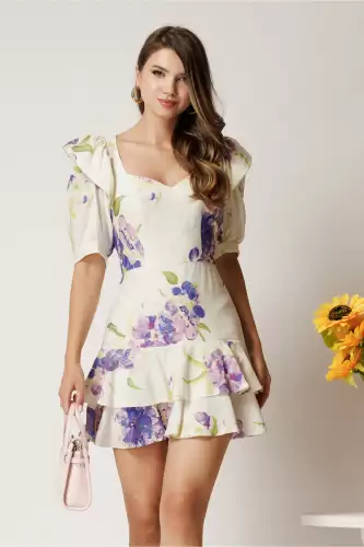 Rochie scurta alba din rayon cu flori mov in clos cu volane pe fusta