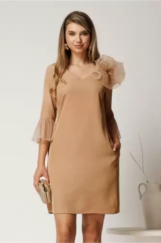Rochie scurta bej din stofa cu mansete din voal plisat si floare maxi