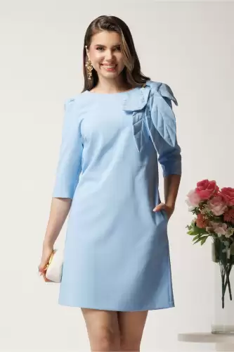Rochie scurta bleu accesorizata cu aplicatie maxi tip frunza- LaDonna