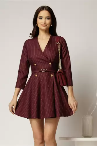 Rochie scurta bordo clos cu nasturi si decolteu petrecut