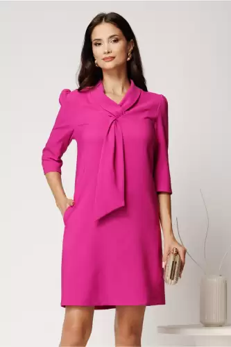Rochie scurta fucsia din stofa cu croi cambrat si guler tip esarfa