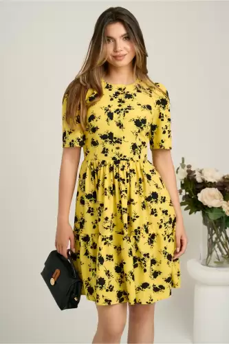 Rochie scurta galbena din voal in clos cu imprimeu floral negru- Moze
