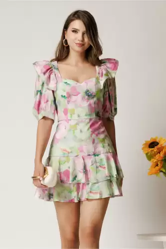 Rochie scurta verde din rayon cu flori roz in clos cu volane pe fusta