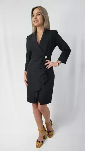 Rochie tip sacou neagra prevazuta cu volanase