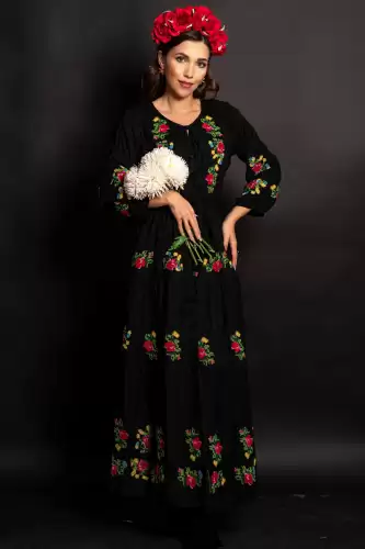 Rochie traditionala Doina Neagra brodata cu trandafiri rosii si galbeni