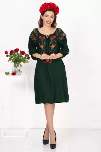 Rochie traditionala verde Aura cu flori brodate si maneci perforate
