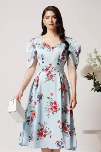 Rochie vaporoasa din satin bleu cu trandafiri roz