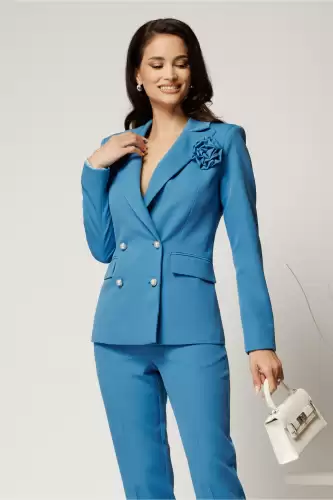 Sacou bleu din stofa cu croi cambrat si floare pe bust