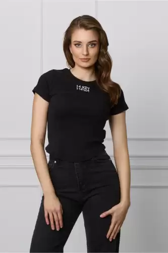 Tricou negru reiat cu cifre pe bust